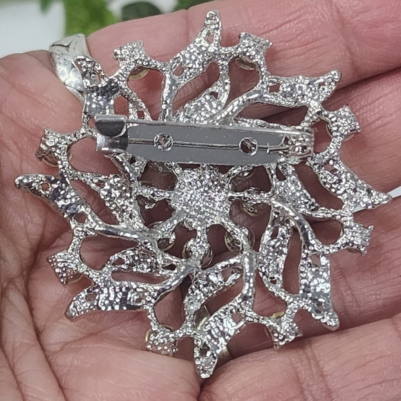 Silver and Crystal Flower Brooch Pin - Picture 3 of 5